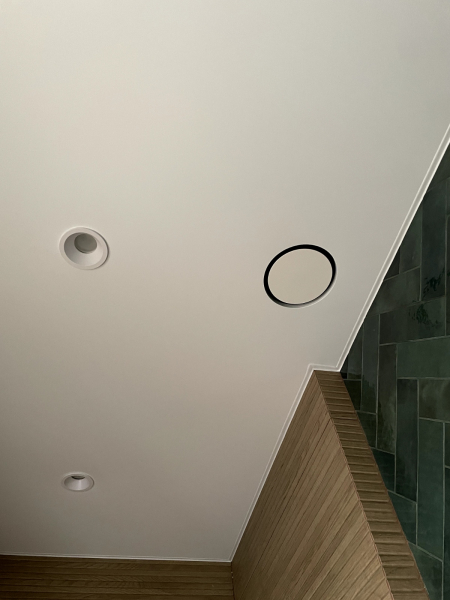 Потолок со светильниками