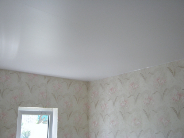 Скрытый карниз для шторы на потолке в спальне
