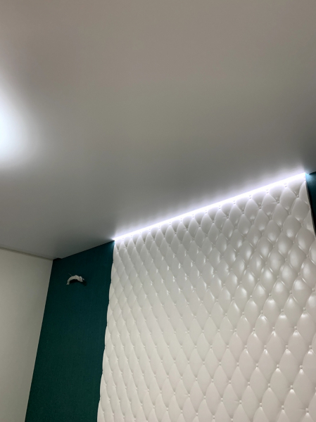 Пример натяжного потолка с подсветкой