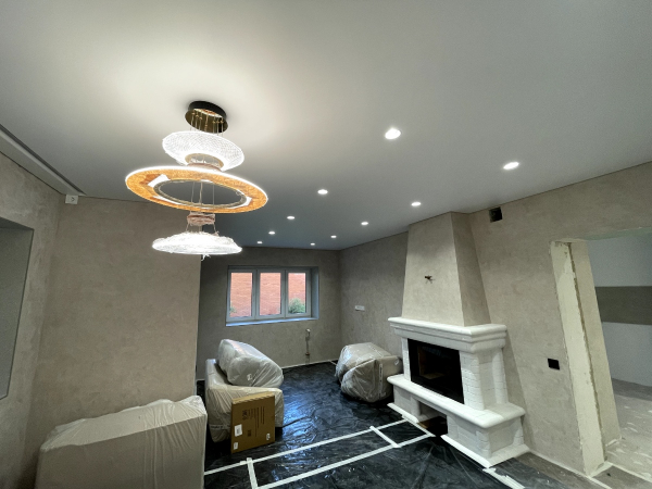 Фото натяжного потолка с точечными светильниками