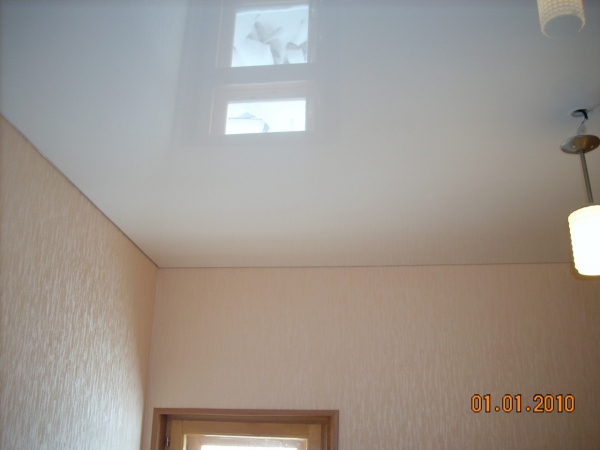 Скрытый карниз для шторы на потолке в спальне