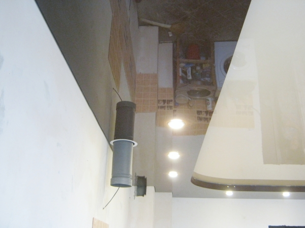 Стоимость потолка с системой освещения SLOTT на кухне