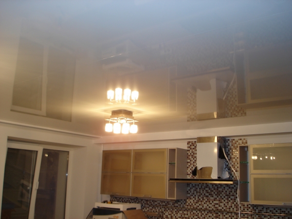 Стоимость потолка с системой освещения SLOTT на кухне