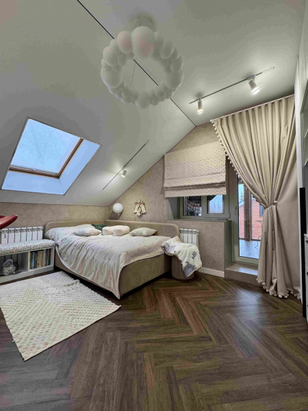 Натяжной потолок на мансарде