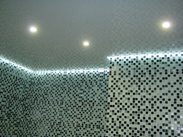 Натяжной потолок с линиями SLOTT в ванной комнате
