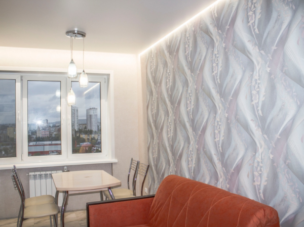 Стоимость сатинового потолка в кухне 12 м²